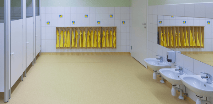 Retorno seguro a lo presencial: soluciones de higiene para baños del colegio