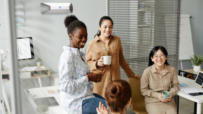 Mujeres en la oficina con un purificador de aire